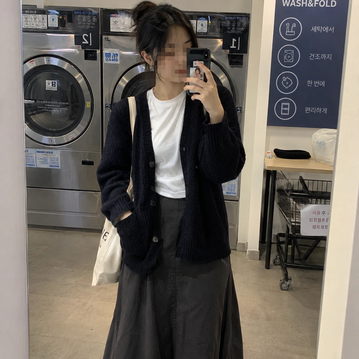 검은 카디건을 입고 거울 앞에서 촬영한 MZ홈타이 관리사 소개 사진