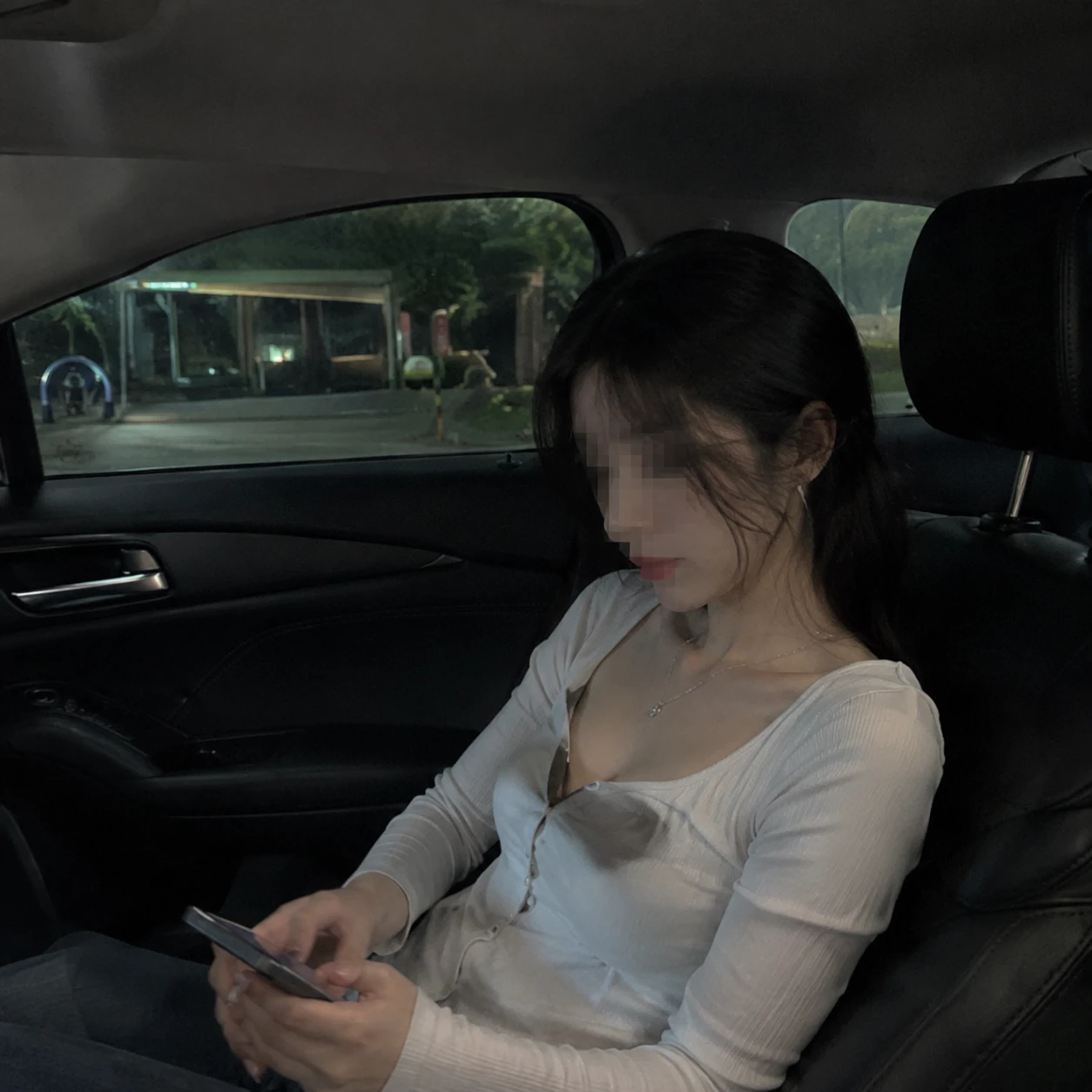 차 안에서 휴대전화를 보고 있는 MZ홈타이 관리사 소개 사진